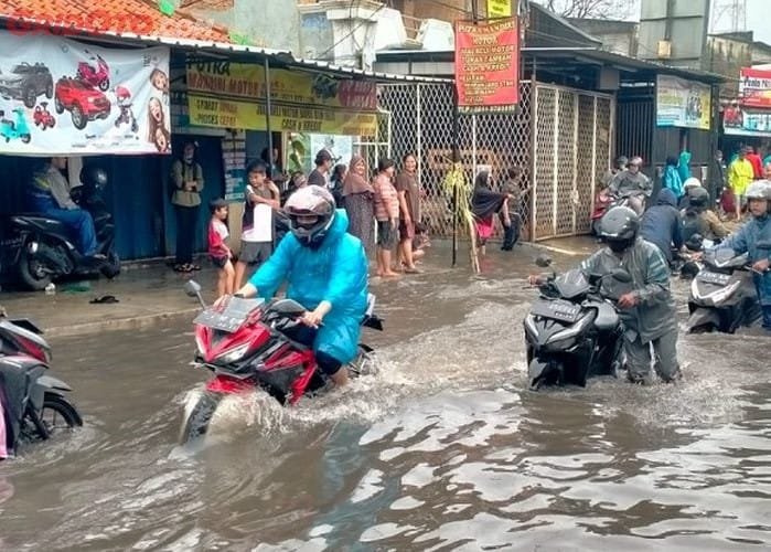 Terdesak Berkendara Melewati Banjir Simak Tipsnya Cerdas