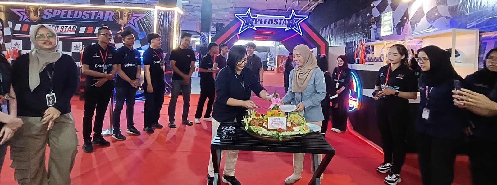 Pemotongan tumpeng menandai beroperasinya wahana Go-Kart Speedstar di Palembang Square.