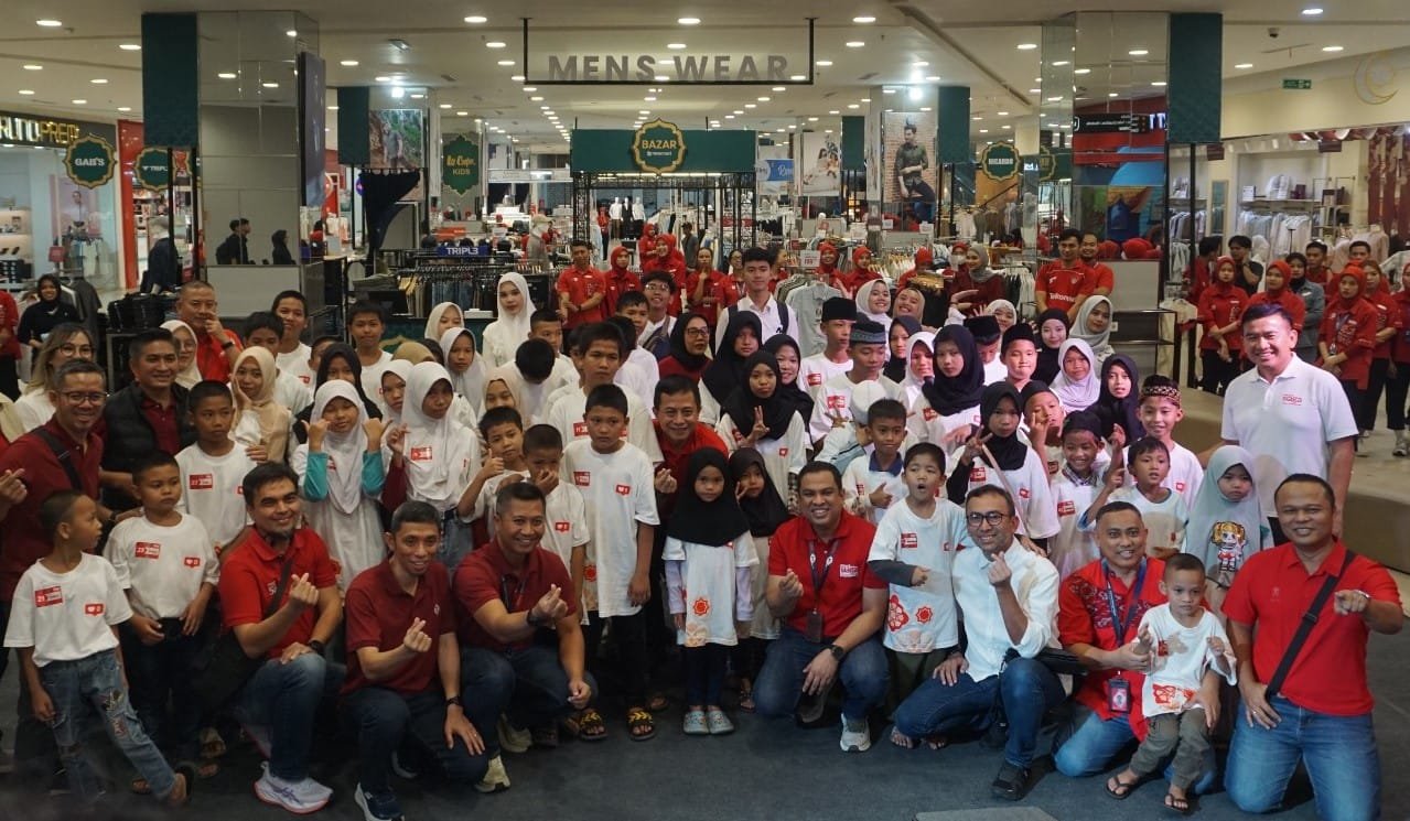 Telkomsel berbagi keberkahan dengan mengajak anak panti berbelanja.