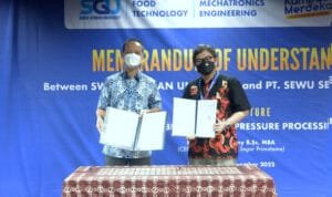 Penandatanganan MoU oleh Richard Anthony dan Dr. Irvan Setiadi Kartawiria