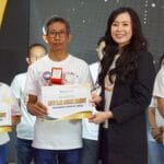 Presiden Direktur Thamrin Group, Elysa Thamrin foto bersama karyawan.