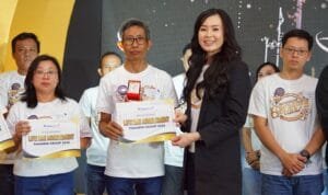 Presiden Direktur Thamrin Group, Elysa Thamrin foto bersama karyawan.