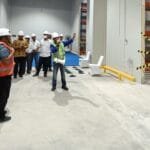 Customer melihat kondisi gudang MBM Bosco Logistik.