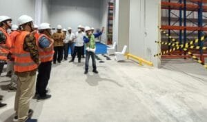 Customer melihat kondisi gudang MBM Bosco Logistik.