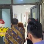 Saat istirahat pegawai BSB keluar dari ruang pemeriksaan.