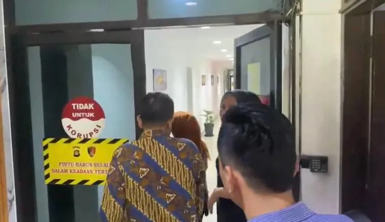 WhatsApp Image 2024-01-23 at 20.41.34 Saat istirahat pegawai BSB keluar dari ruang pemeriksaan.