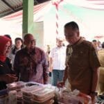 Pj Gubernur Sumsel lakukan peninjauan pasar murah.