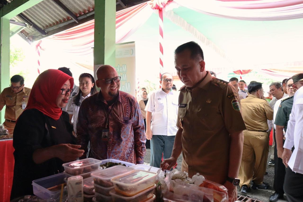 Pj Gubernur Sumsel lakukan peninjauan pasar murah.