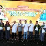 Kepala BI Sumsel foto bersama penerima bantuan bibit cabai.