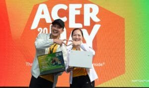 Denny Sumargo, Acer Ambassador Indonesia dan Leny Ng, President Director, Acer Indonesia (1)