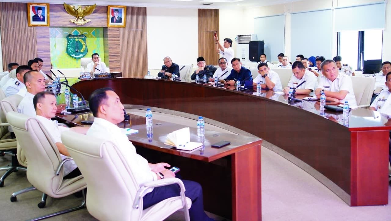 WhatsApp Image 2025-12-31 at 20.59.53 Bupati Muba,Toha Tohet memimpin rapat,Rabu(31-12-2025).