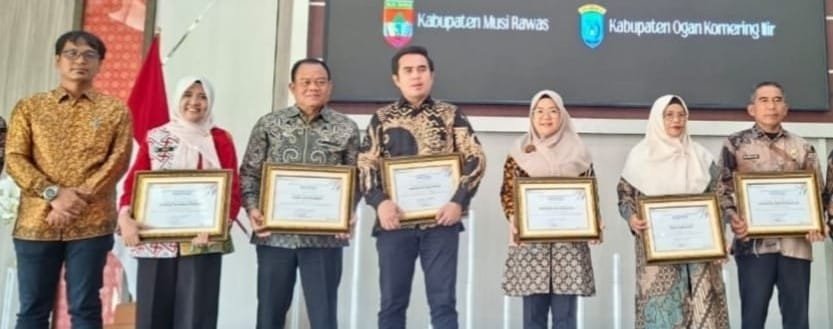 Kepala Dinas Pendidikan Provinsi Sumatera Selatan meraih dua penghargaan bergengsi.